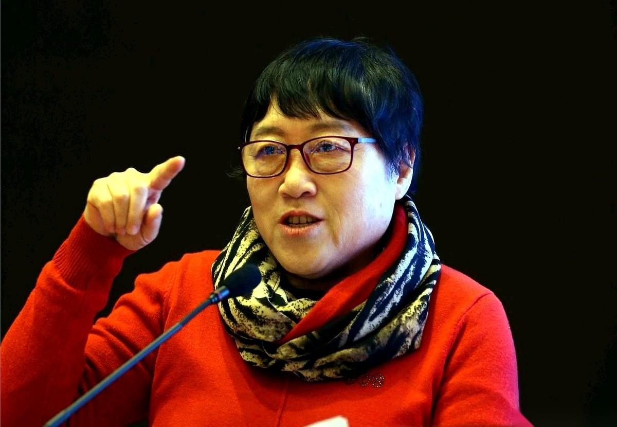 李银河那句话，听着糙：“男人小便，对着墙；女人小便，靠着墙。”说白了，一个男人