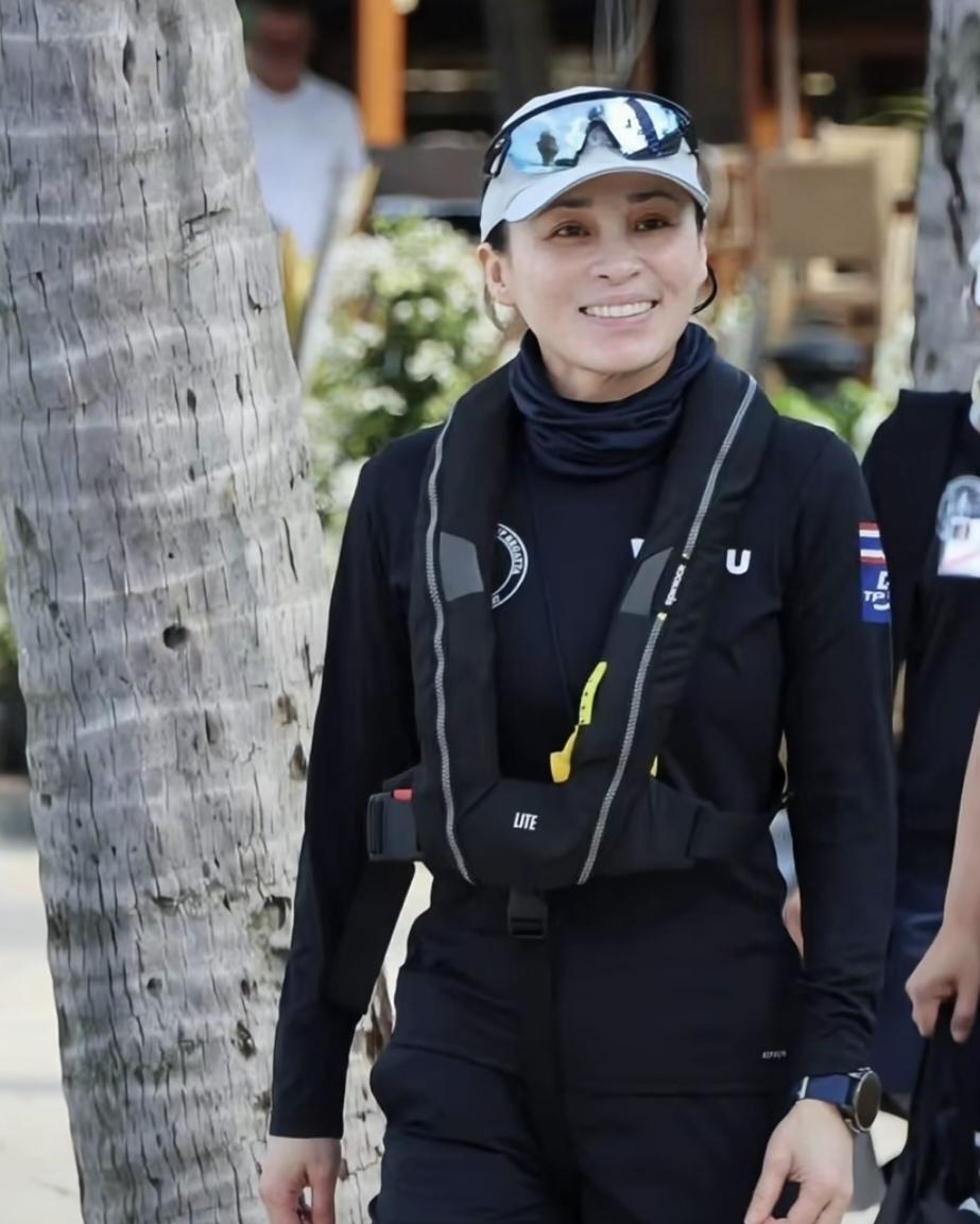 苏提达王后真是英姿飒爽啊：12月3日，她来到第37届国际王杯帆船比赛场地，受到民