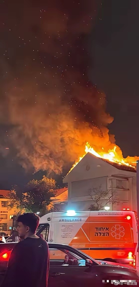 夜幕下的特拉维夫，就像一个大熔炉一样，热火朝天，火光冲天，仿佛变成了一座人间炼狱