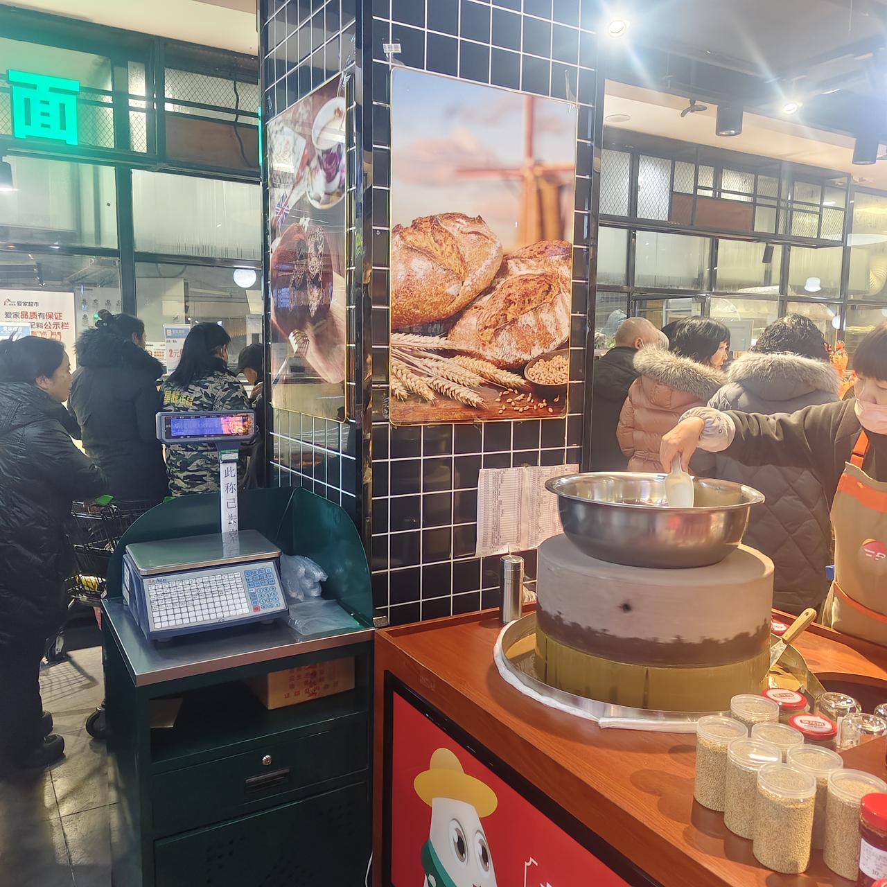 一进超市就被这个长长的队伍给吸引了，然后我这人也喜欢凑热闹，就跑到跟前排队了，儿