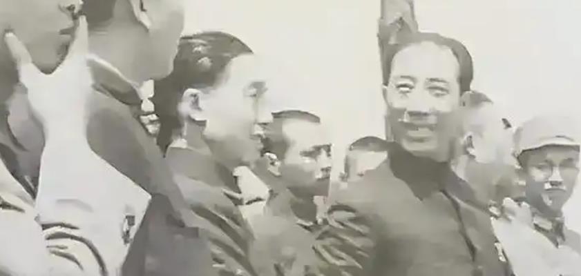 1951年，几个农民用铁镐敲开了戴笠的水泥墓，棺材中除了他的遗骸外，还有一把一尺