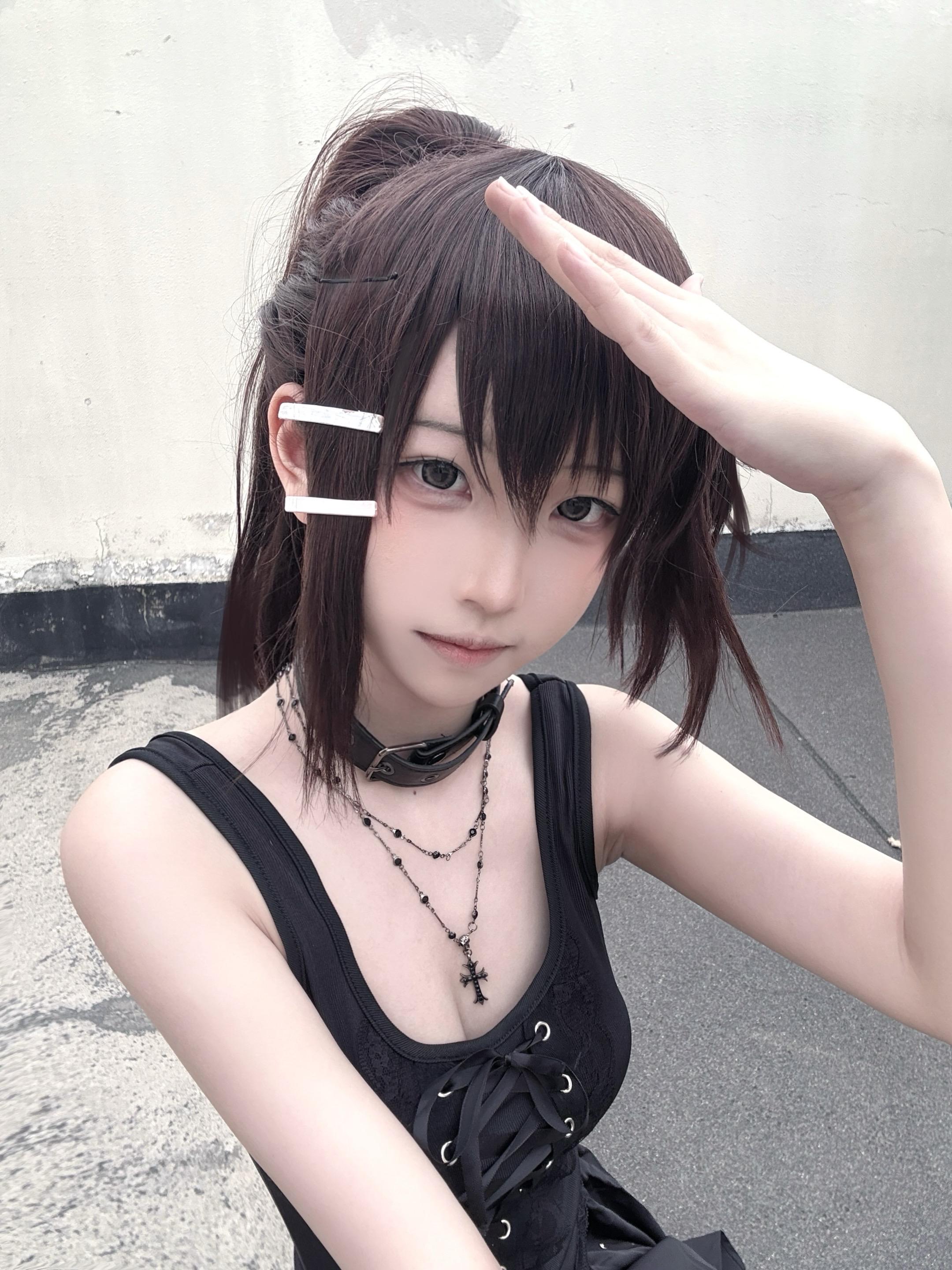 烟，楼顶，轻飘飘的衣服。