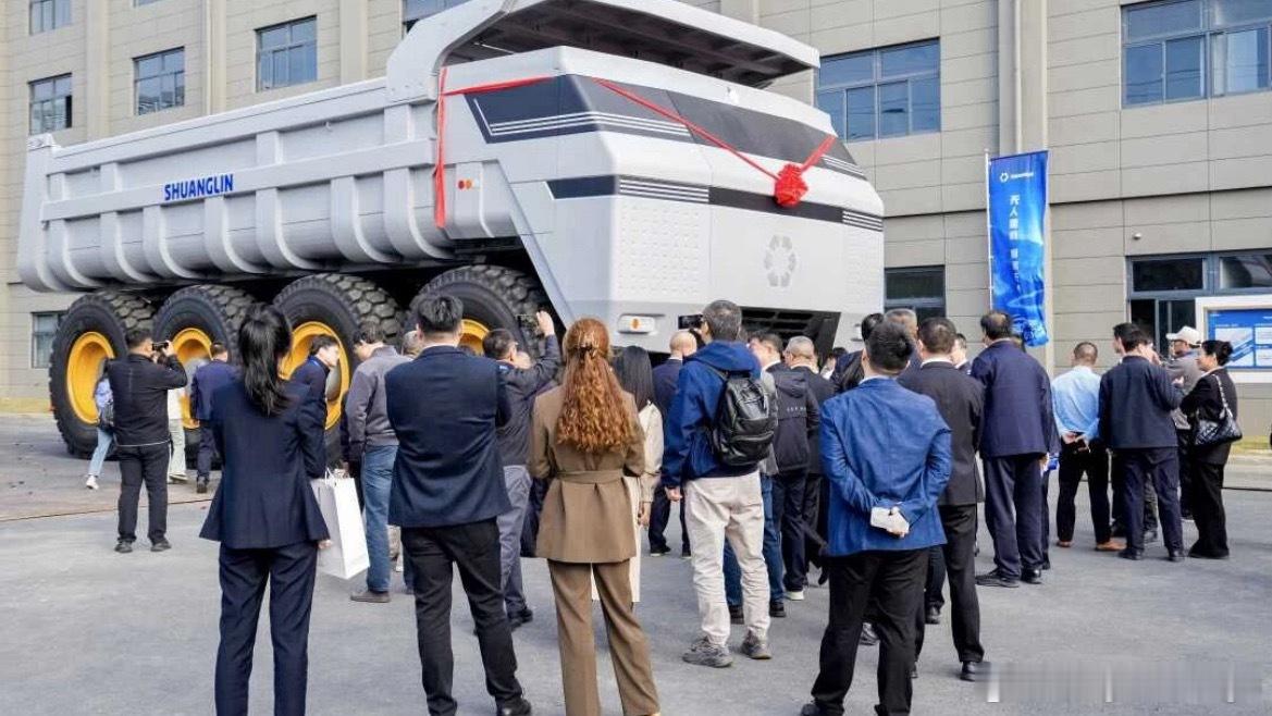 无人矿车好新啊！有一种90年代日本动漫的感觉！帅的