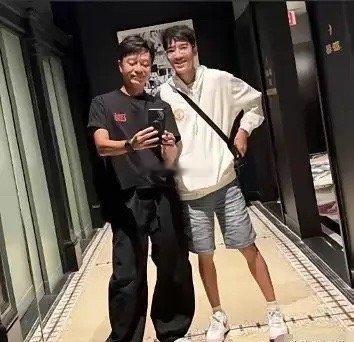 李克勤家那个19岁的大公子李立仁，这两天可把香港的社交平台给刷屏了。这小子之前闷