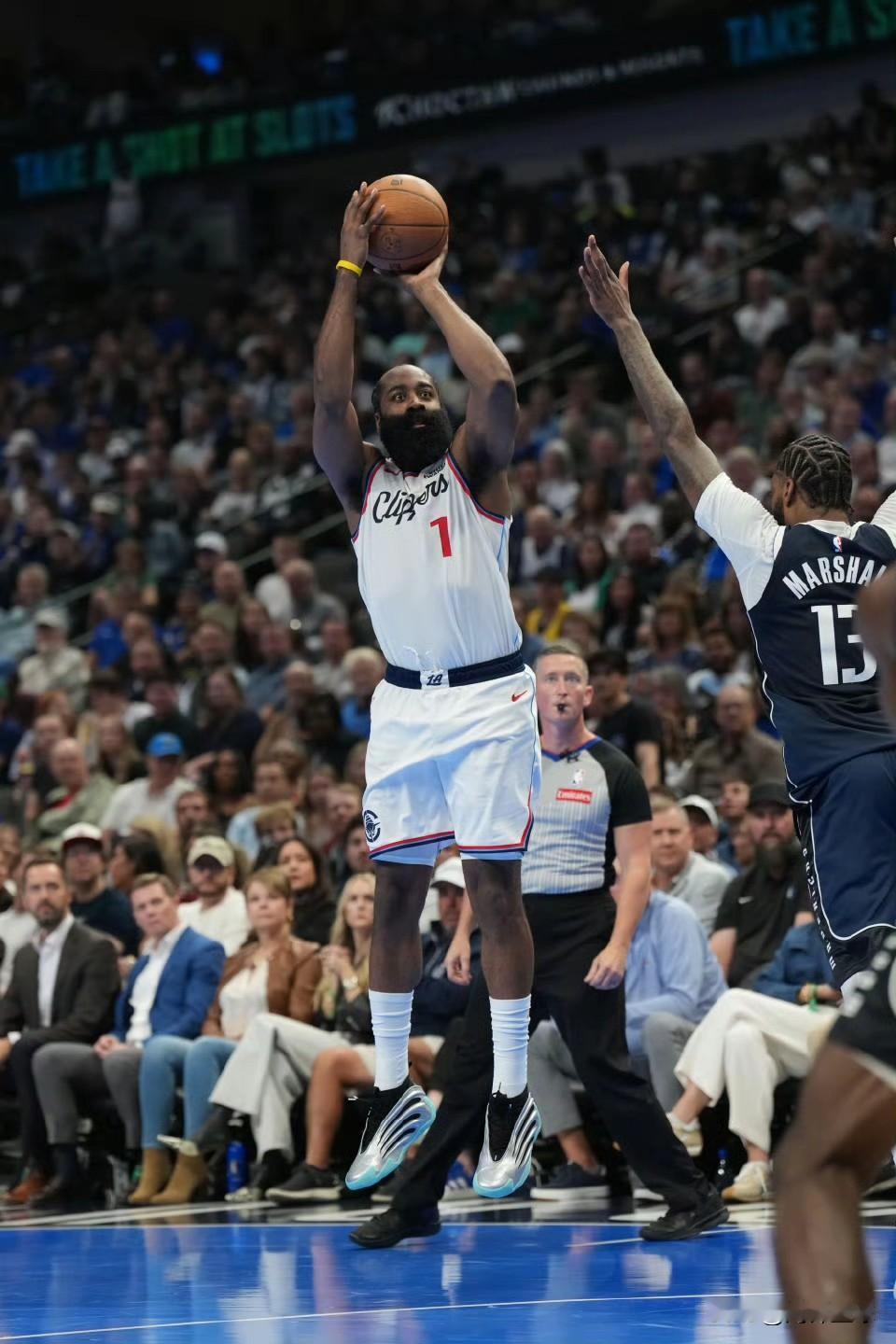 哈登30+三双，博格丹爆发，快船险胜独行侠结束6连败！刚刚结束的一场NBA常