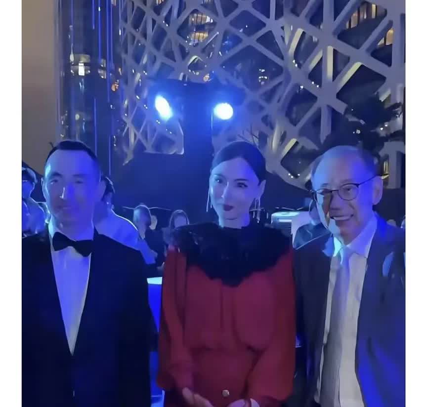 有时候真的觉得杨受成是两面派，对谢霆锋好，但是对张柏芝也不差。按理说杨受成是谢霆