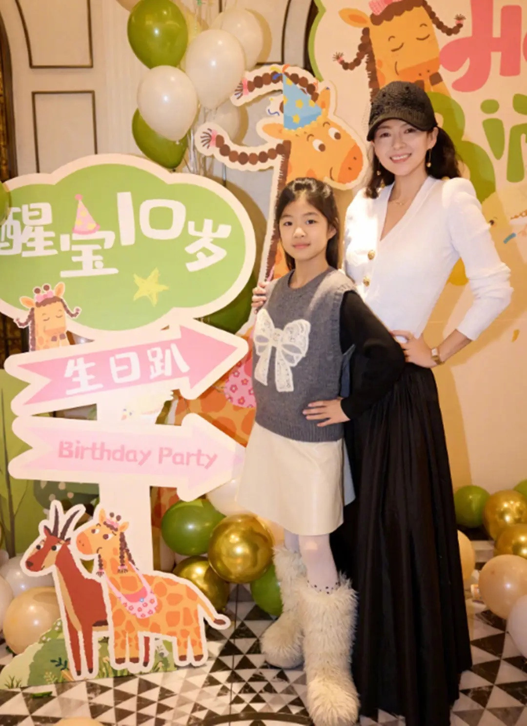 章子怡哥嫂为子庆生，黑天鹅蛋糕很气派，星星和表妹醒醒长得好像！