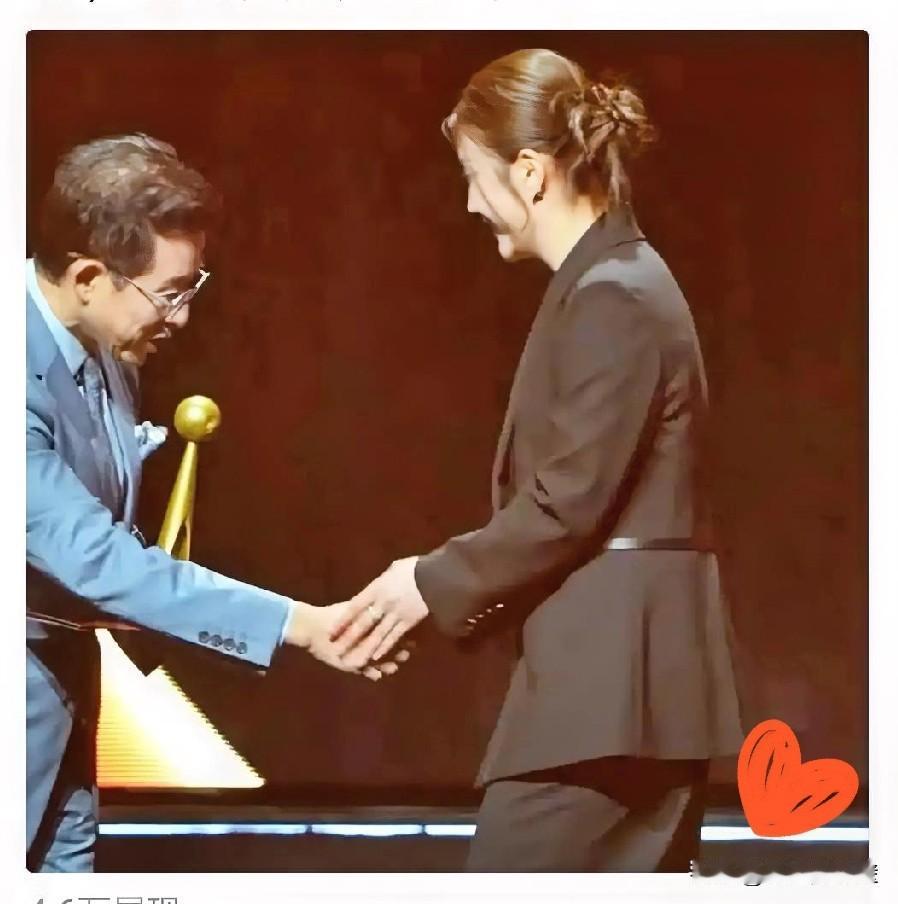 奥运冠军就是奥运冠军没想到这个盛典最大的瓜是陈梦和颁奖嘉宾主动用双手握手要