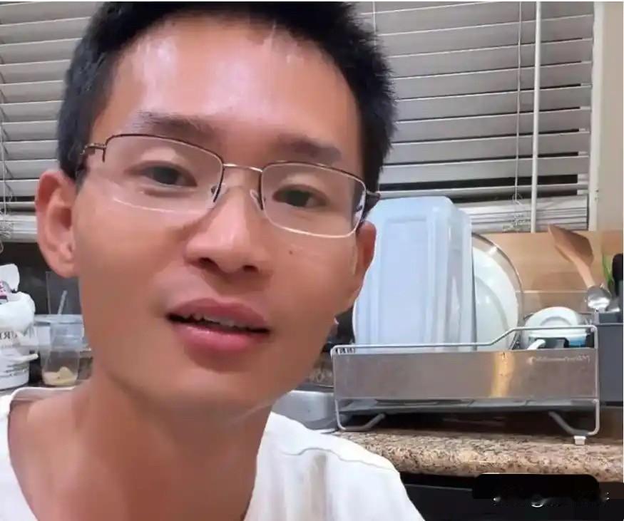 有个四川小伙叫小唐，初中毕业，在深圳打螺丝打到怀疑人生。后来揣着三千美元跑到洛杉