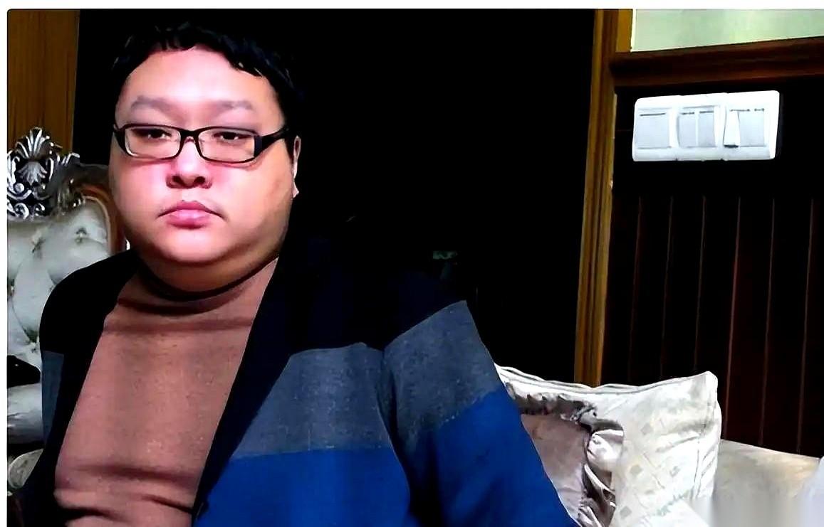 要是有人告诉你，当年在重庆呼风唤雨的那位“大人物”的亲儿子，现在就挤在九龙坡的破
