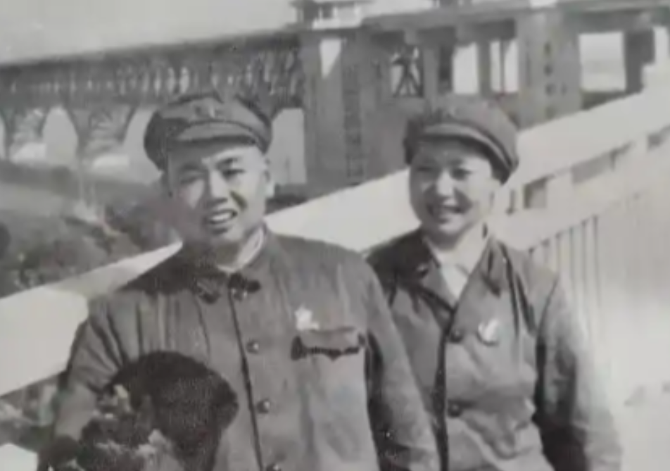 1942年，许世友的新婚之夜，37岁的许世友对着她19岁的新婚妻子说了一句话，而