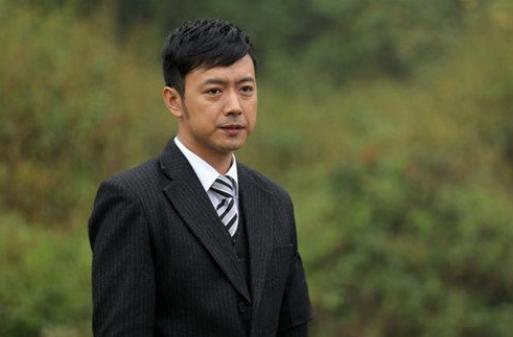 2008年，《潜伏》开拍，有个情报贩子“谢若林”一角，本着肥水不流外人田的原则，