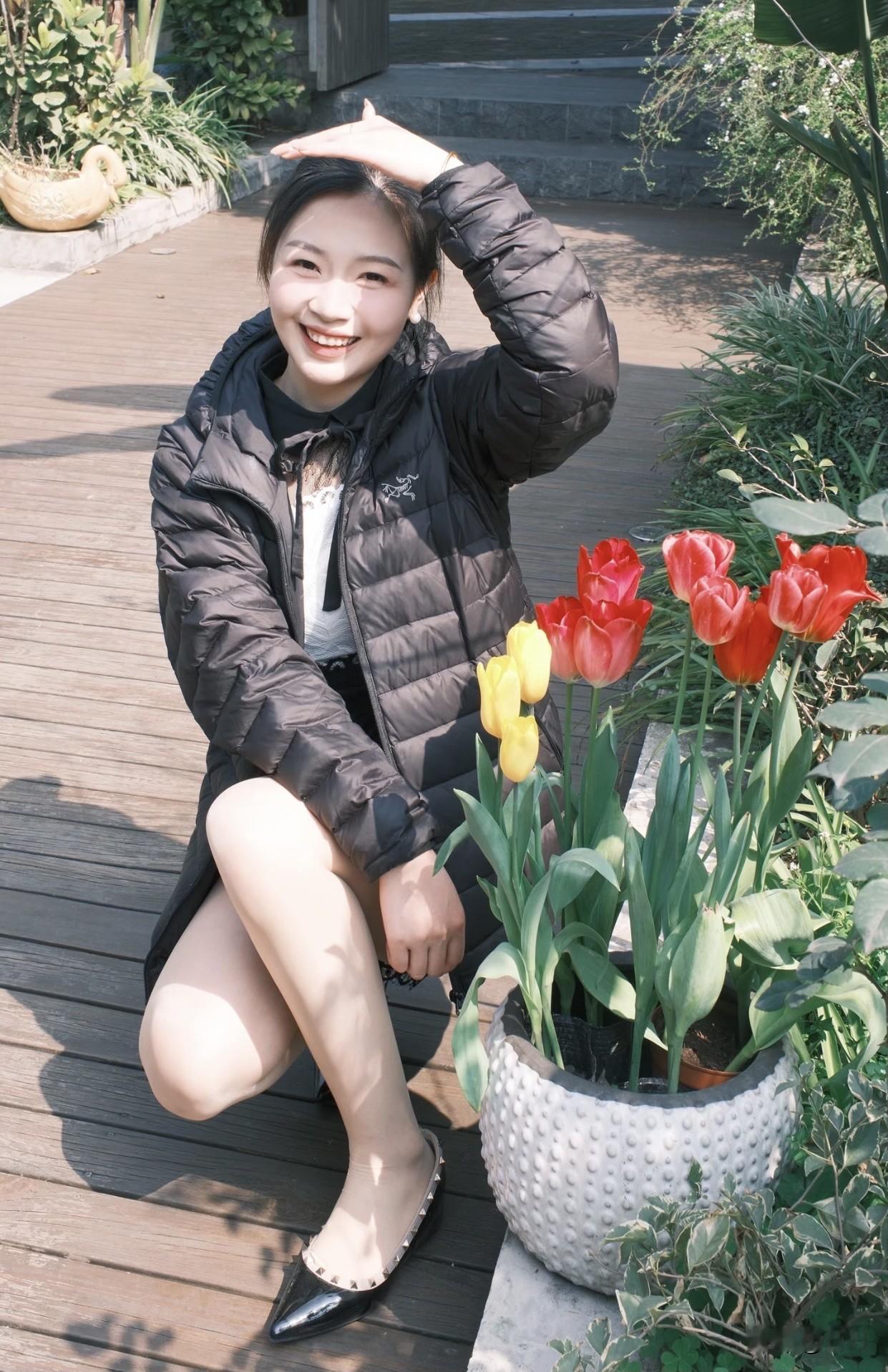 她不依赖别人，自信地做自己。和她交流，你能感受到她的魅力，这种由内而生的自信与独