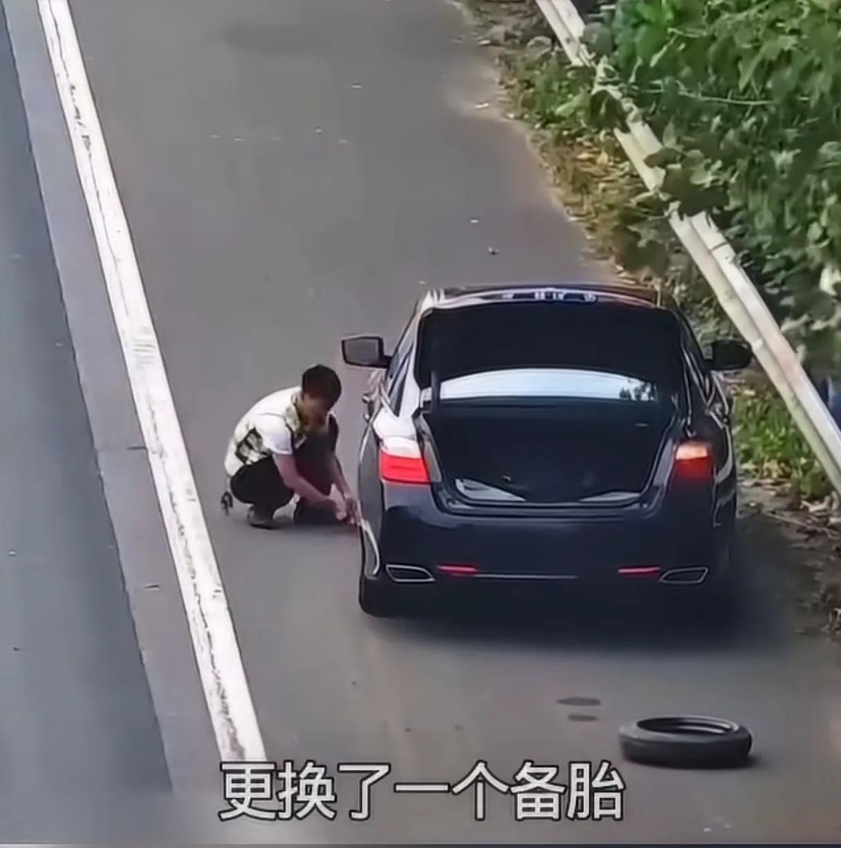 不止一次在视频中看到，在应急车道换轮胎被扣分罚款。我认为这都是假的，或者断章取