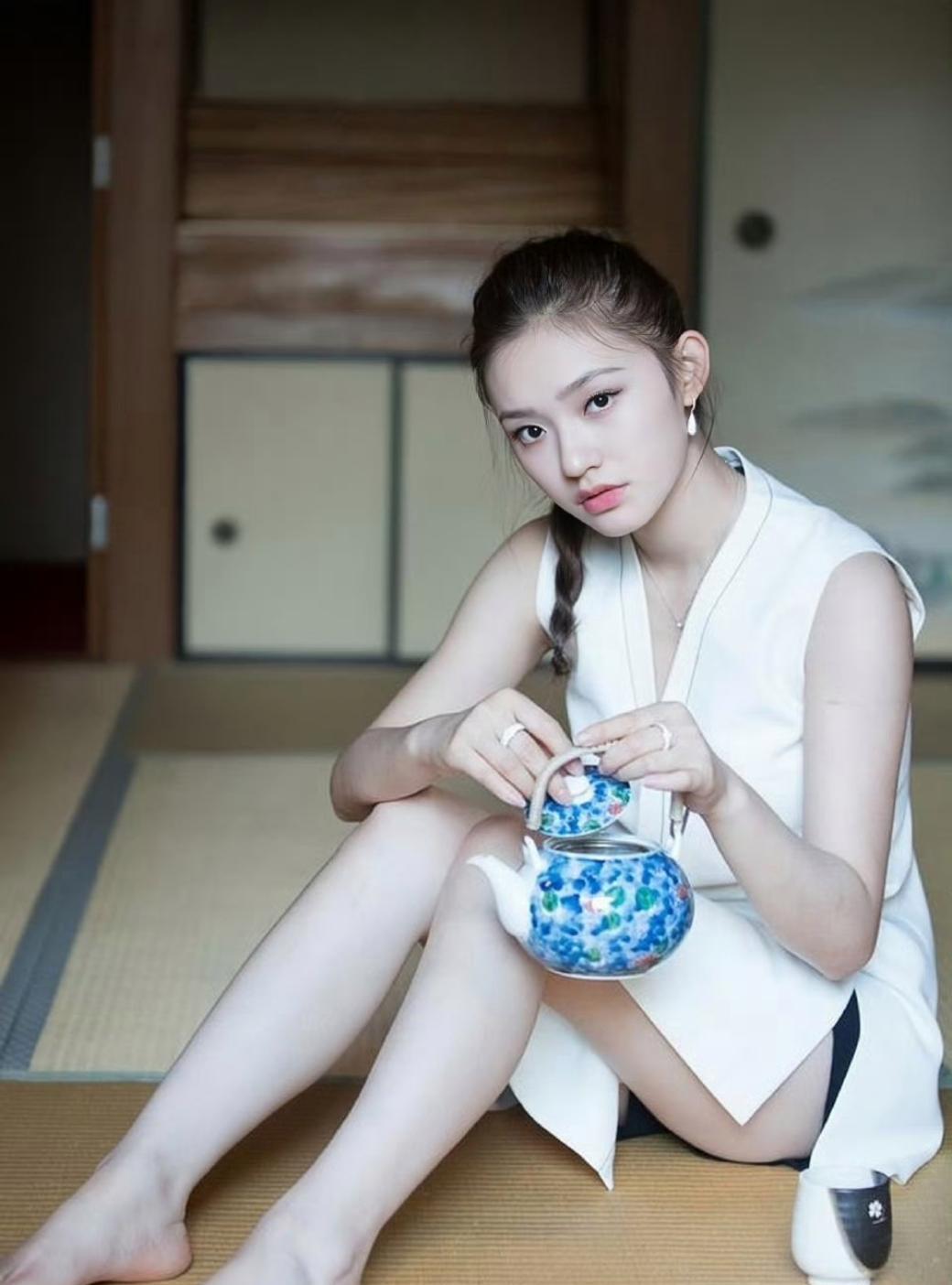 “美人鱼”林允美脚小赏俏美人加玉足相得益彰