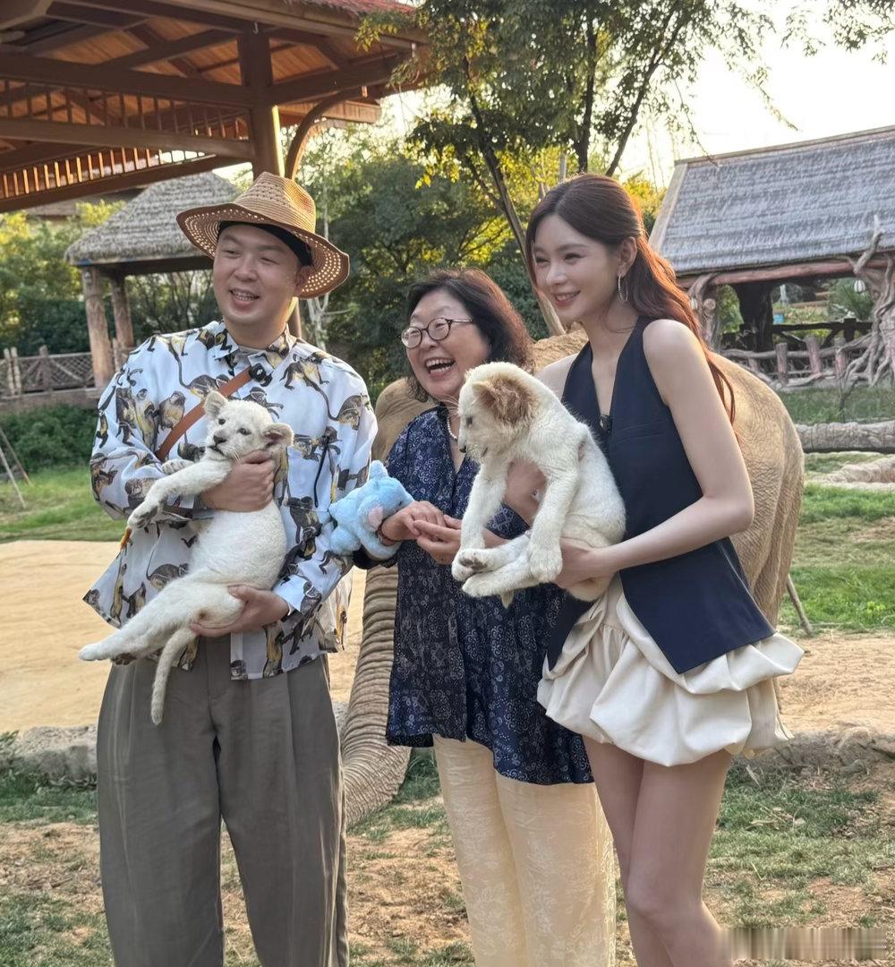 杜海涛为老婆沈梦辰庆祝37岁生日，夫妻俩带着家人到郑州动物王国游玩。沈梦辰现实中