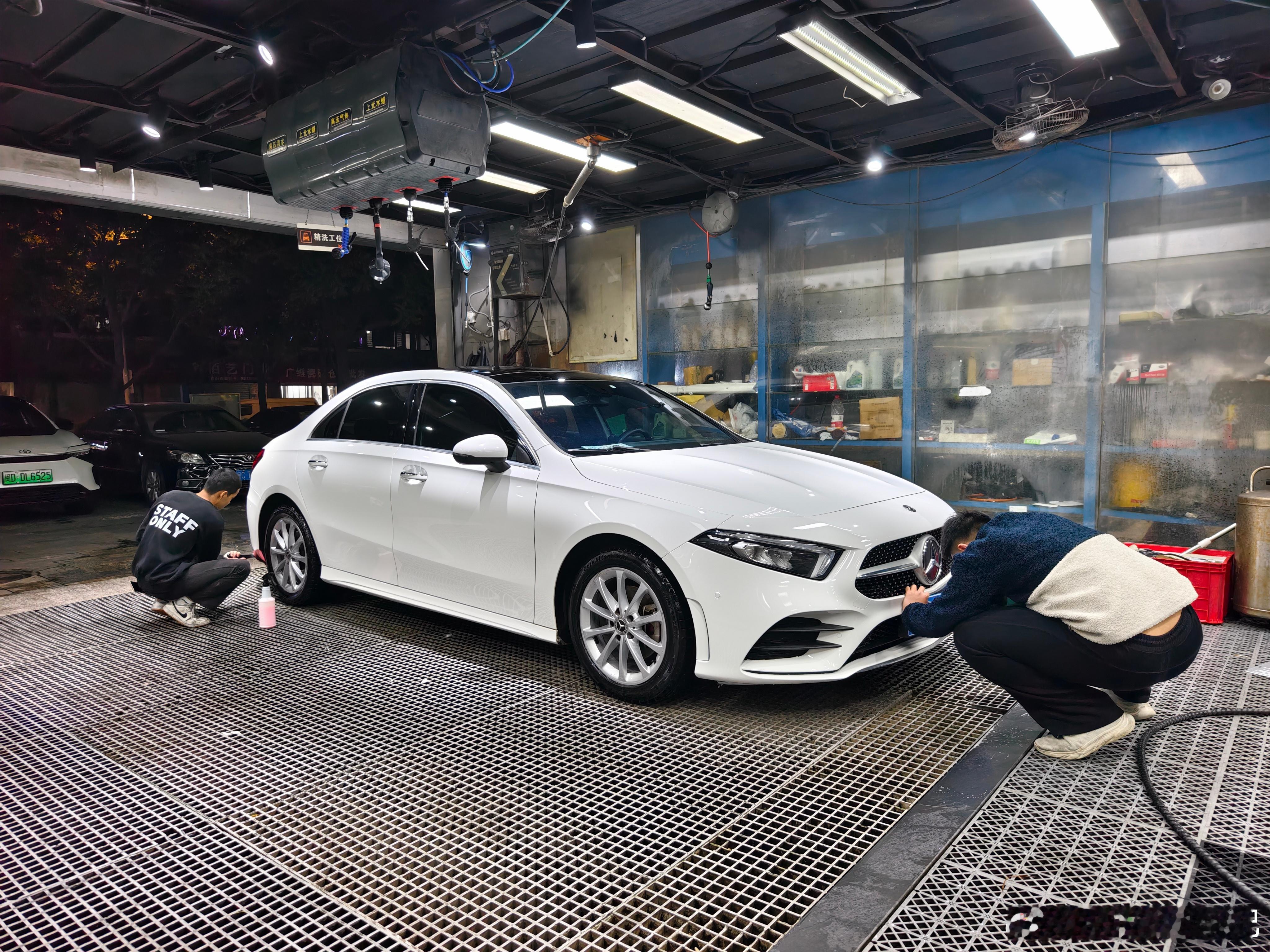 A200晚上提车了，8万多开这个比开速腾香多了吧，奔驰是懂用户需要什么的，品牌价