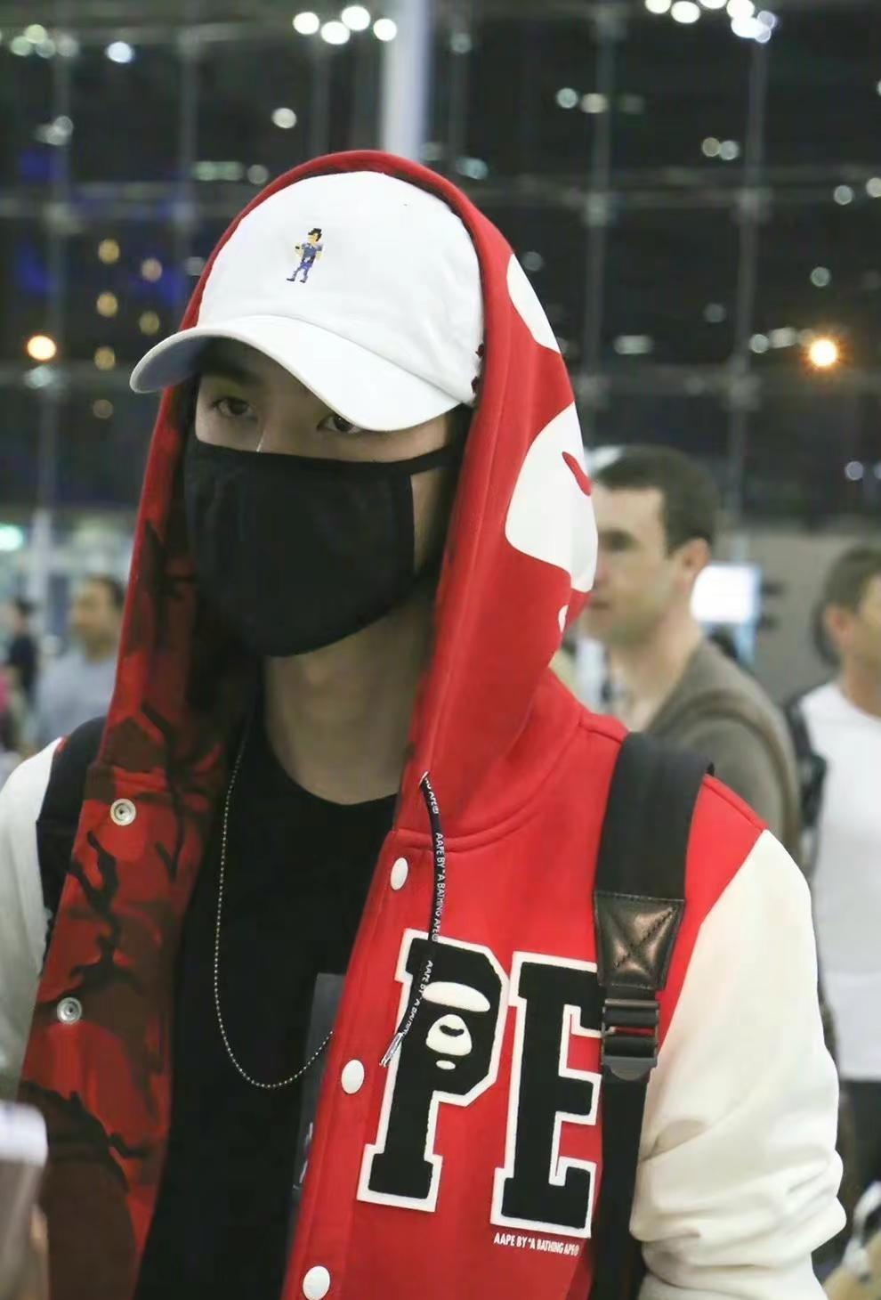 “博味”穿搭时尚与舒适并存。王一博帅是一辈子的事