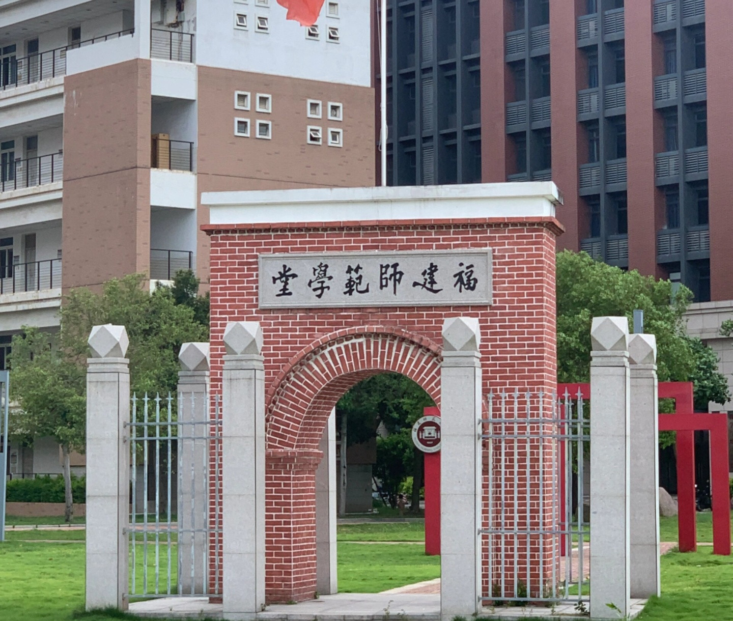 今年高考选专业师范类的免费师范生很受欢迎。这两年大学生工作的热门方向是考公。究其原因是考上了有一份稳