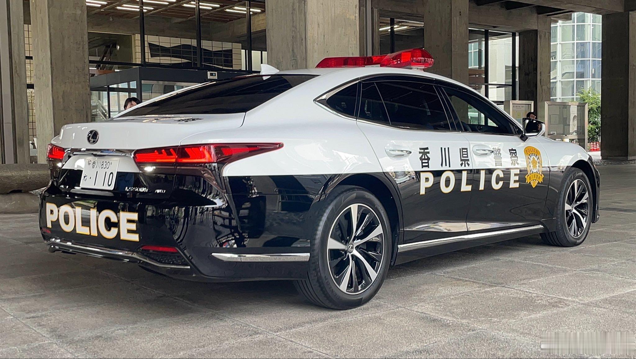香川县警最新的雷克萨斯LS500hAWD，这涂装太帅了吧型车街拍​