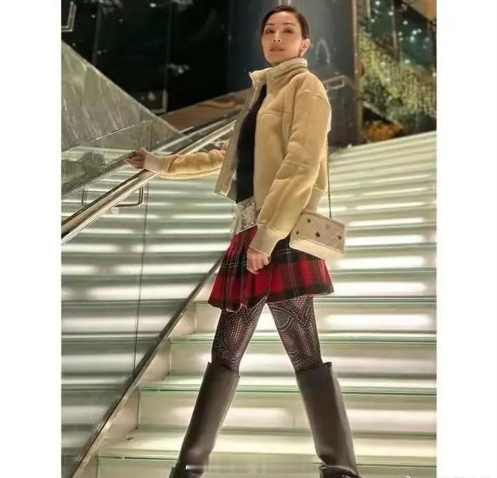 李嘉欣的衣服都是贵的，但能被她搭配成全都不好看也是不容易啊