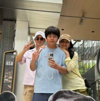沙溢胡可家庭逛街：鱼儿潮流蜕变，安吉消瘦引关注