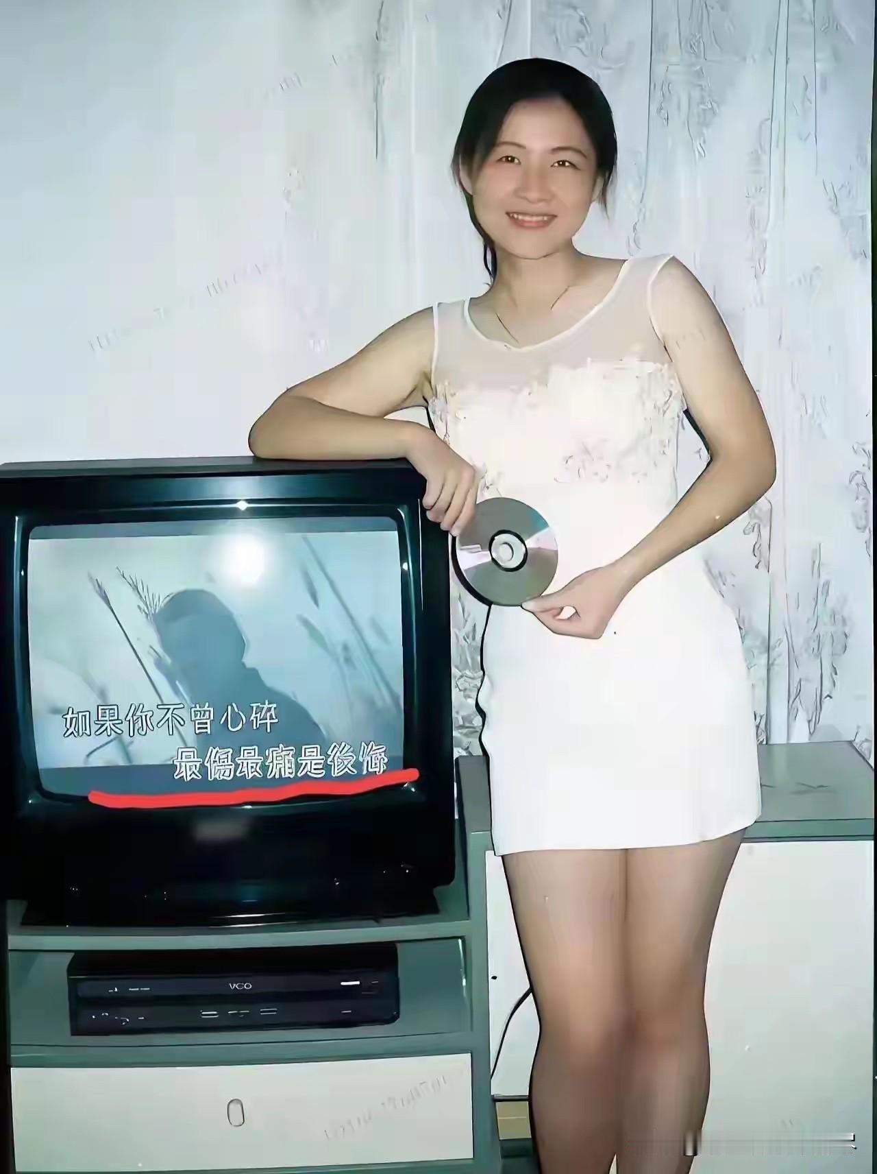 别看这位美女身旁的电视机还是黑白的，要知道在那个年代，家里能买的起黑白电视，并且