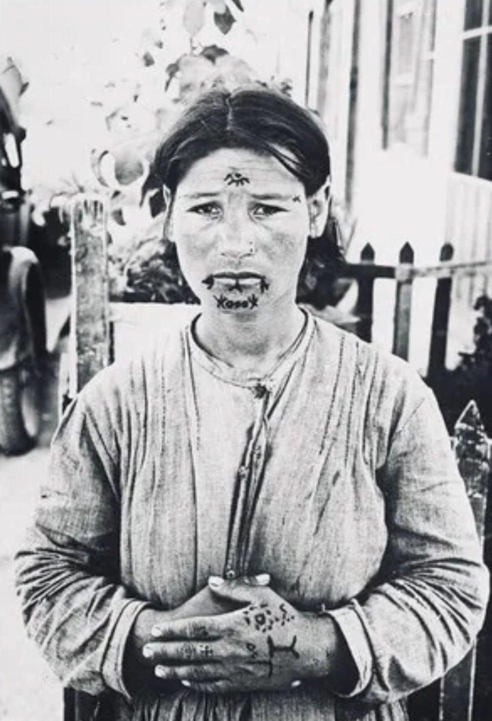 这位亚美尼亚妇女在1915年至1923年亚美尼亚种族灭绝期间被强行纹身……她幸存