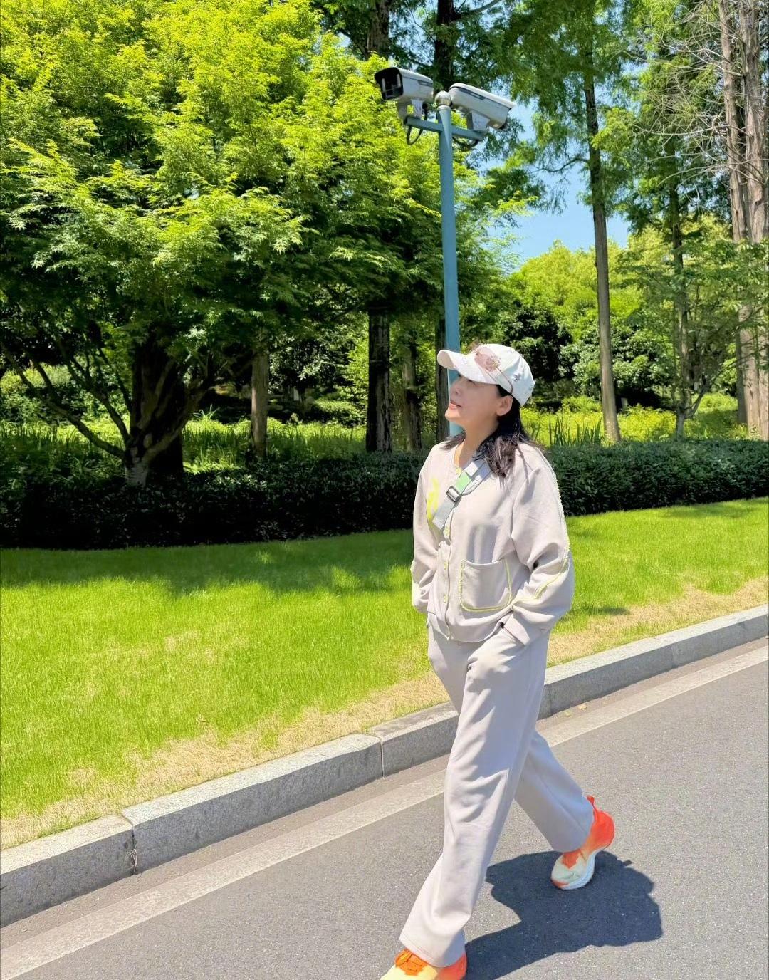 还记得田震吗她更新动态了哟曾经很喜欢的一个女歌手这么些年没见还是那么让人