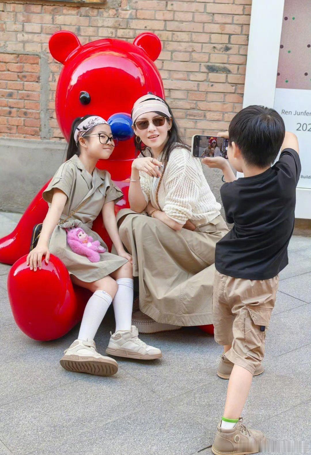 章子怡晒与儿女合照六一这天，章子怡分享亲子时光。照片里的她休闲装扮，和儿女同框超