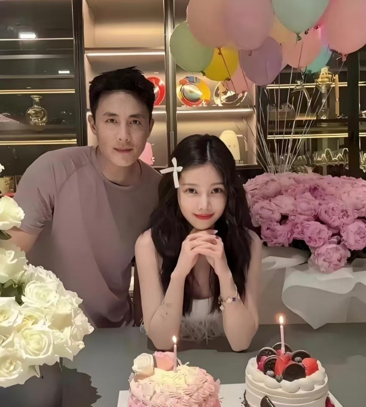 杜淳这是把妻子当女儿养了吧，她这状态哪像快40岁的人啊，分明还是十五六岁的小姑娘