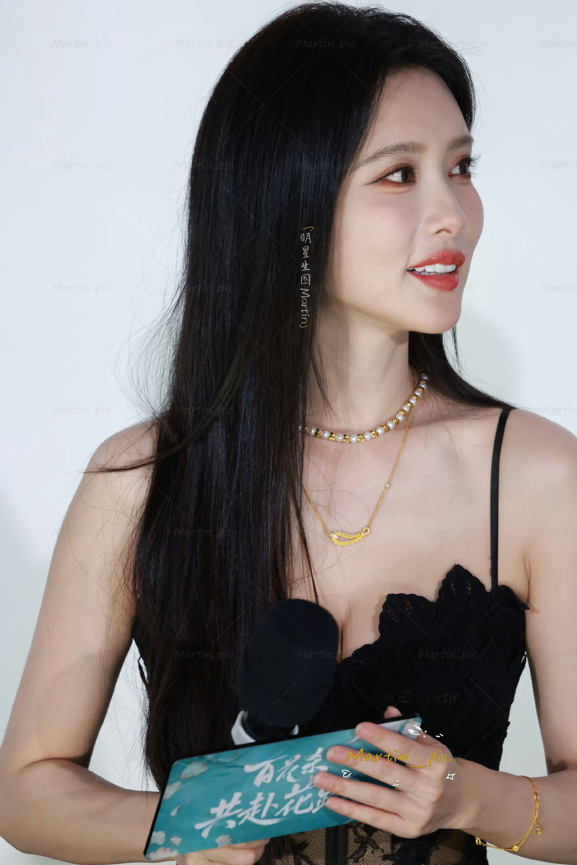 孟子义红裙黑长直造型美到失语了，谁给孟子义设计的这个造型，红衣衬白肤，冷艳又有疏