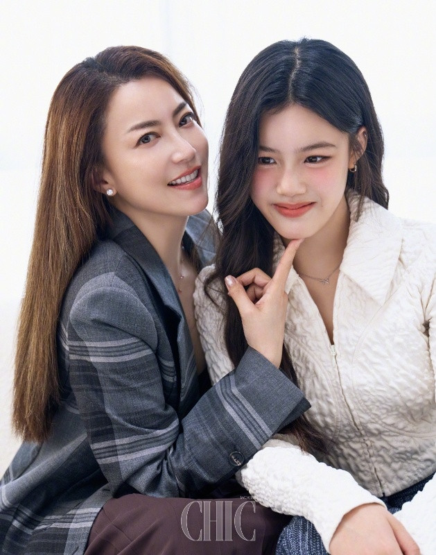 霍汶希女儿首次公开拍杂志霍汶希和女儿合体拍杂志霍汶希带女儿拍杂志，女儿Hann