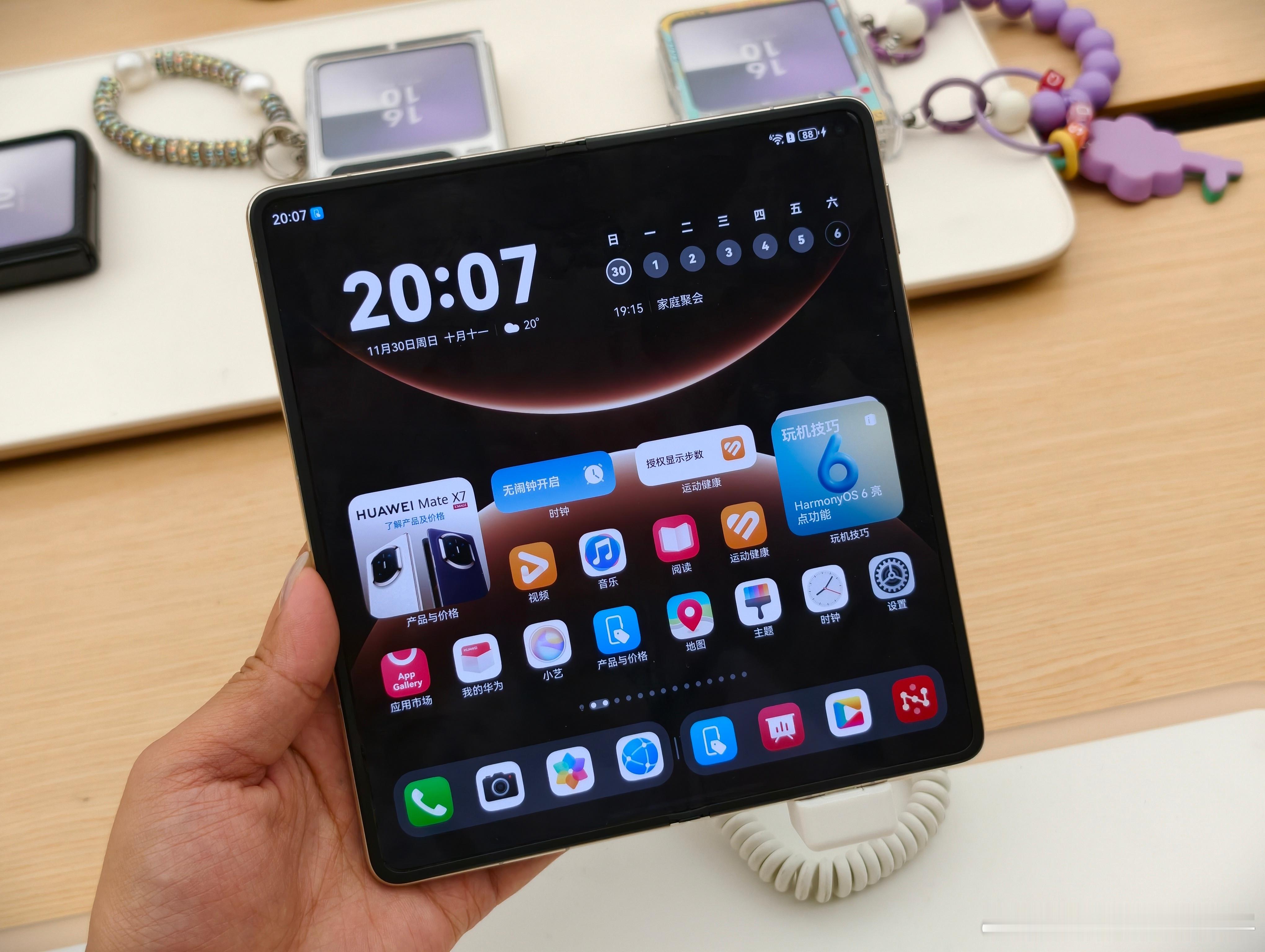 昨天刚去店里看了华为MateX7，我觉得它的折痕控制算是顶级水准了！玄武水滴铰