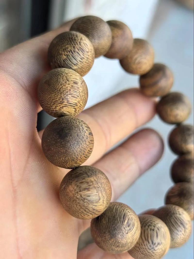 沉香手串味道变淡未必是买到假货。常见原因有嗅觉疲劳，久闻香而不觉其香；环境温湿度