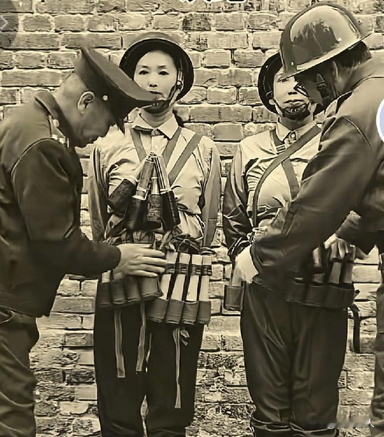 这是台儿庄战役中两位浑身绑满手榴弹的女战士，几分钟之后，他们将把自己连同日本鬼子