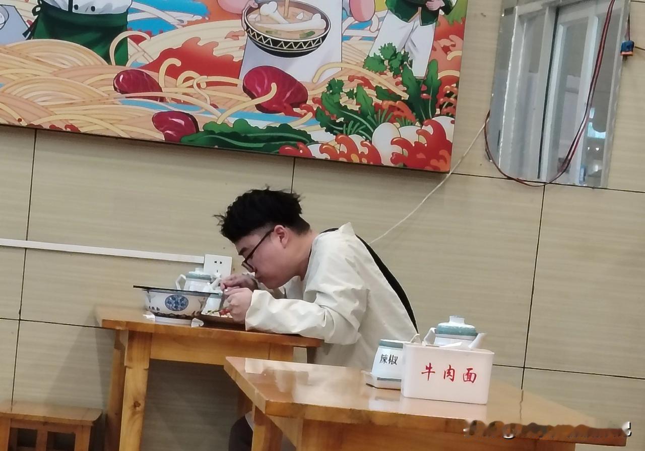 这小伙子饭量大得惊人啊！大碗拉面再加俩煎蛋，还来份蒜苔炒肉大盘盖饭，居然都吃饱了