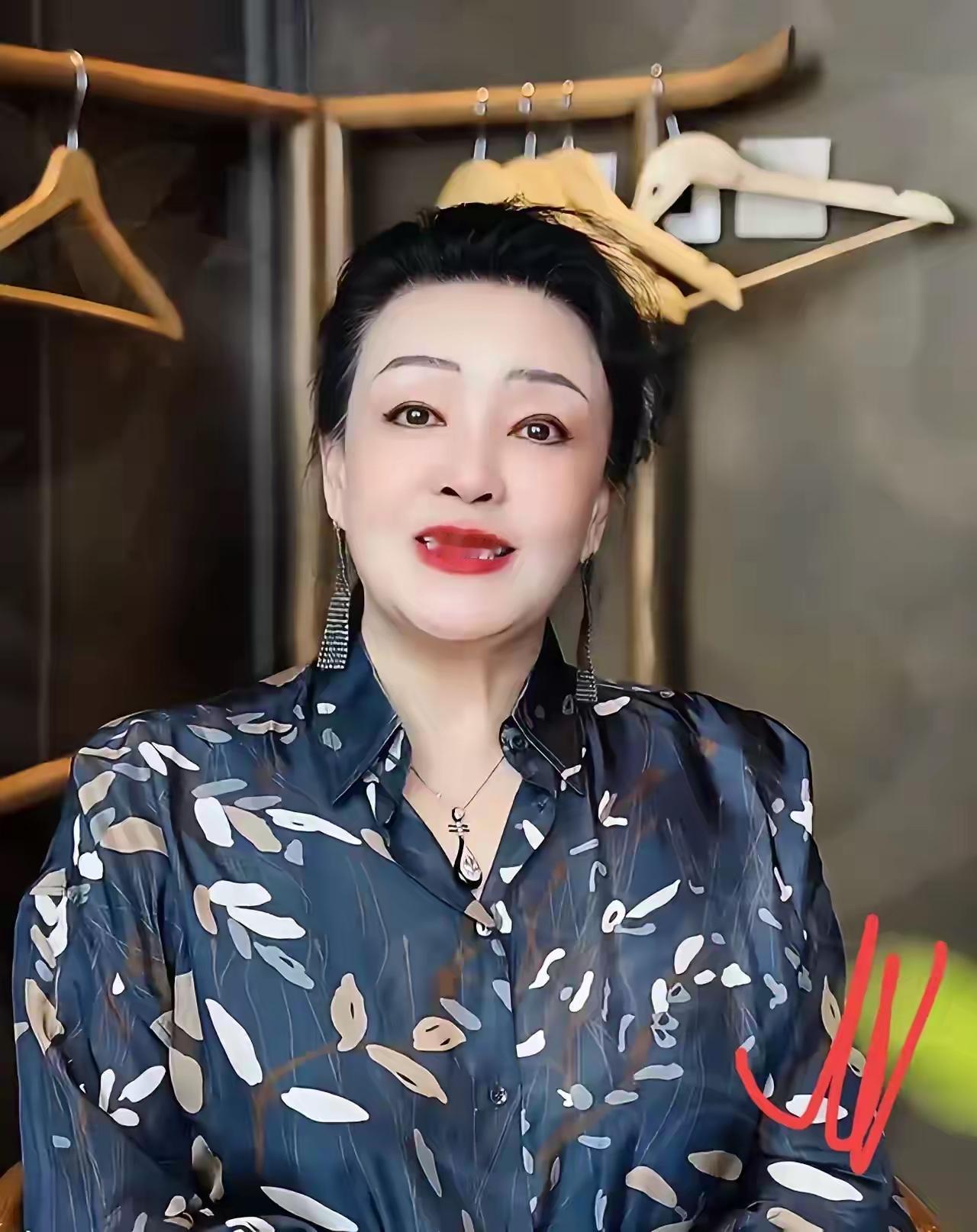 厉害了，兰姐支持小梅孕晚期直播，没有关系，看看兰姐真的是太不一样了。开心就好，想