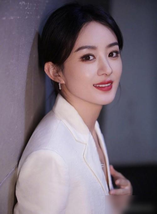 12月11日，赵丽颖下部戏定了！正午阳光地产题材剧《开盘》，搭档任素汐，导演孔歌