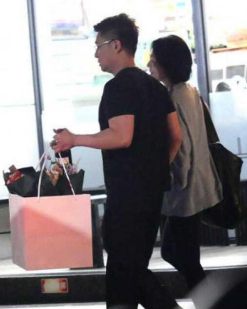 小S全家大小齐聚餐厅，庆祝她凭借《小姐不熙娣》拿下“综艺节目主持人奖”。许雅钧一