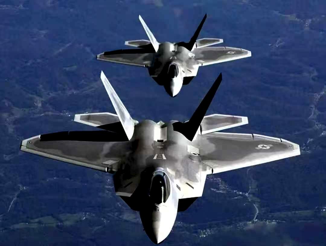 卫星拍到F-22停在以色列机场，美军没吭声，大家却吵翻了天2026年2月26