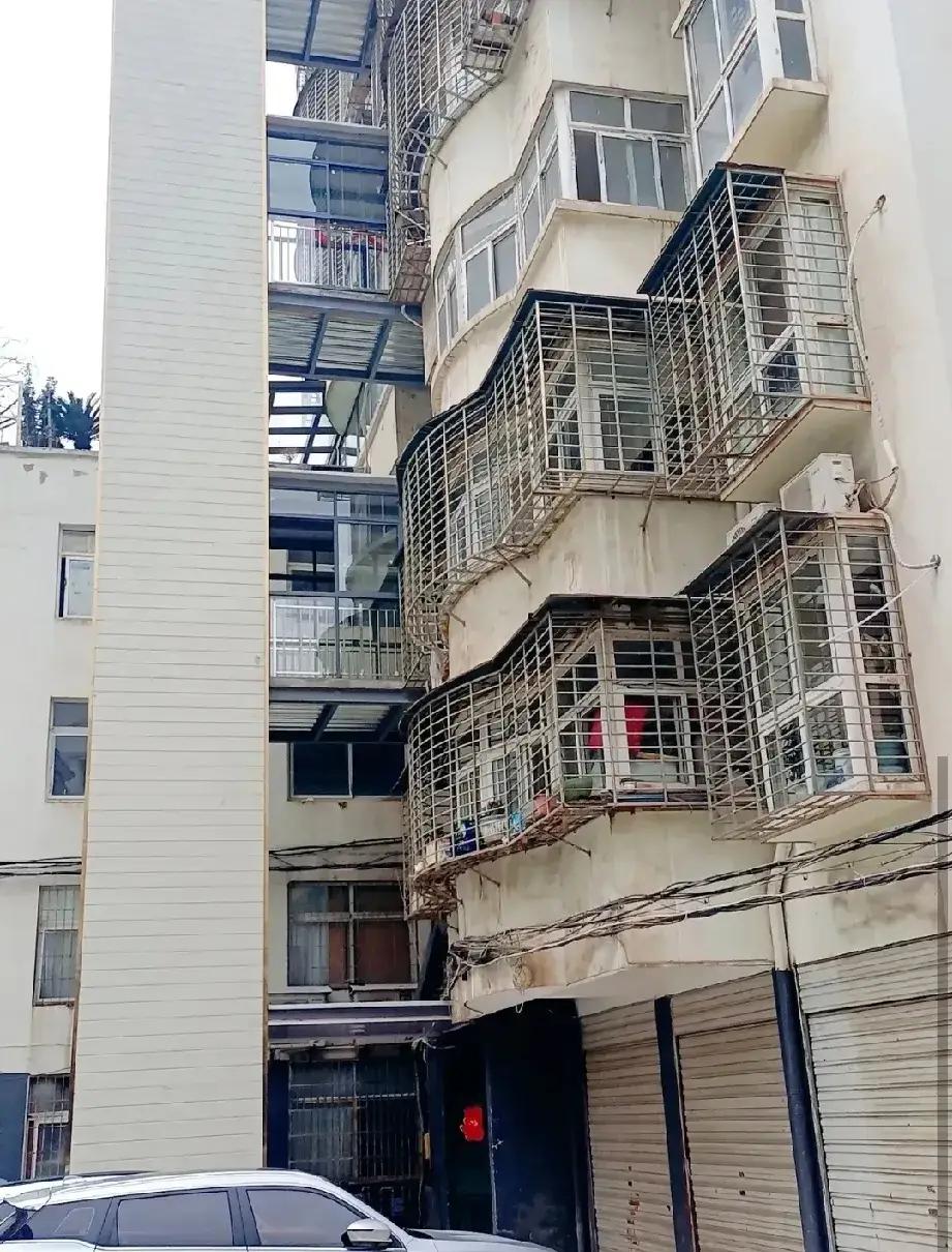 我同事有个57平，步梯四楼，3万块钱卖了。我非常吃惊的问她，你卖的太便宜了，她说