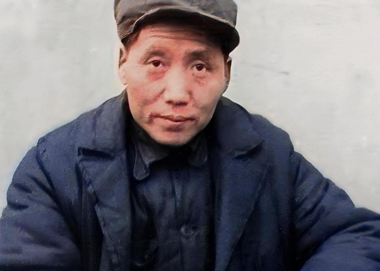 1927年底，临时中央撤销了他的政治局候补委员，次年3月被湘南特委周鲁误传开除党