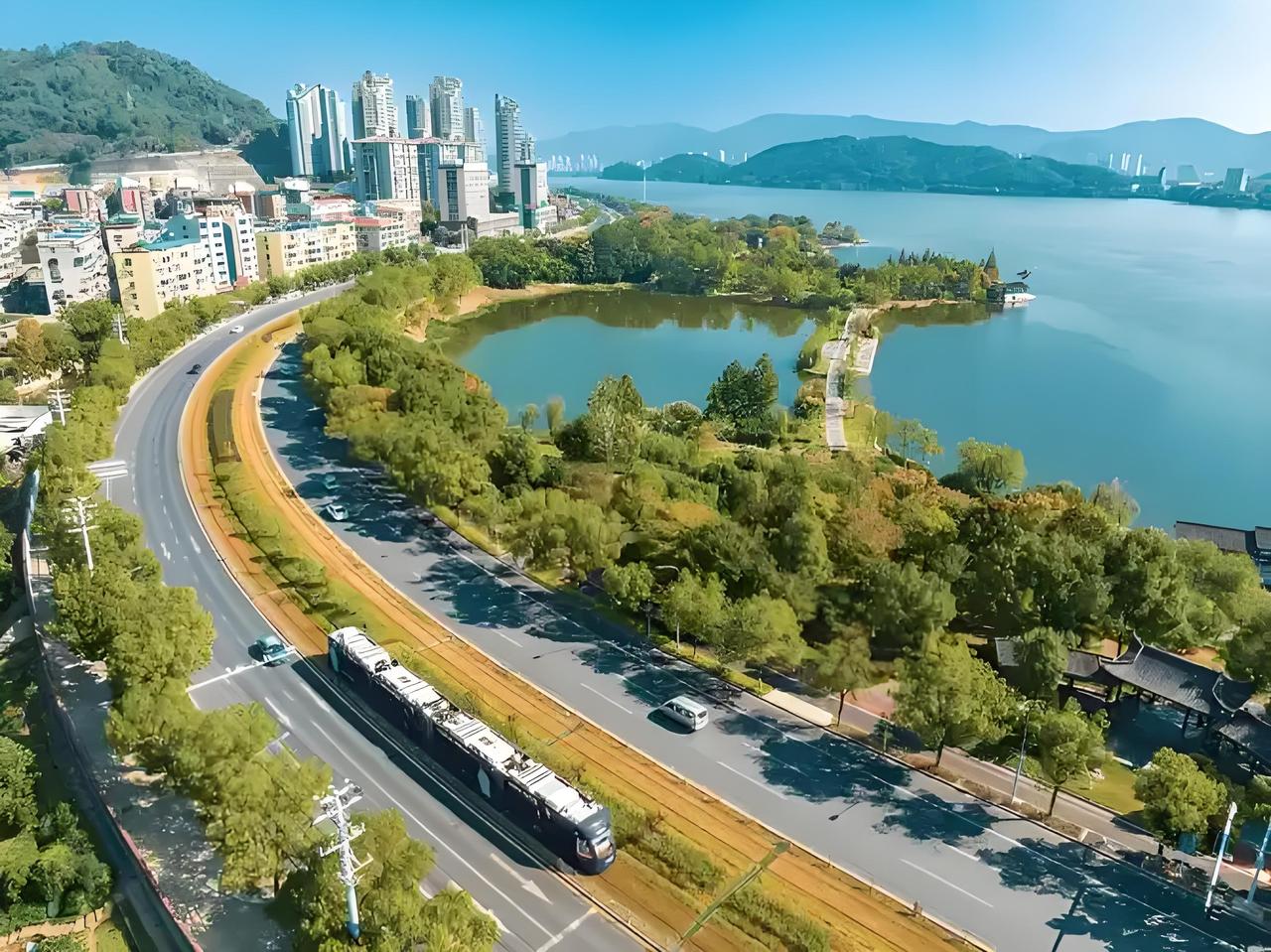 一百六十元从武汉出发穷游黄石，还是有可能的。上午8点多从武汉东站坐新城快线到黄