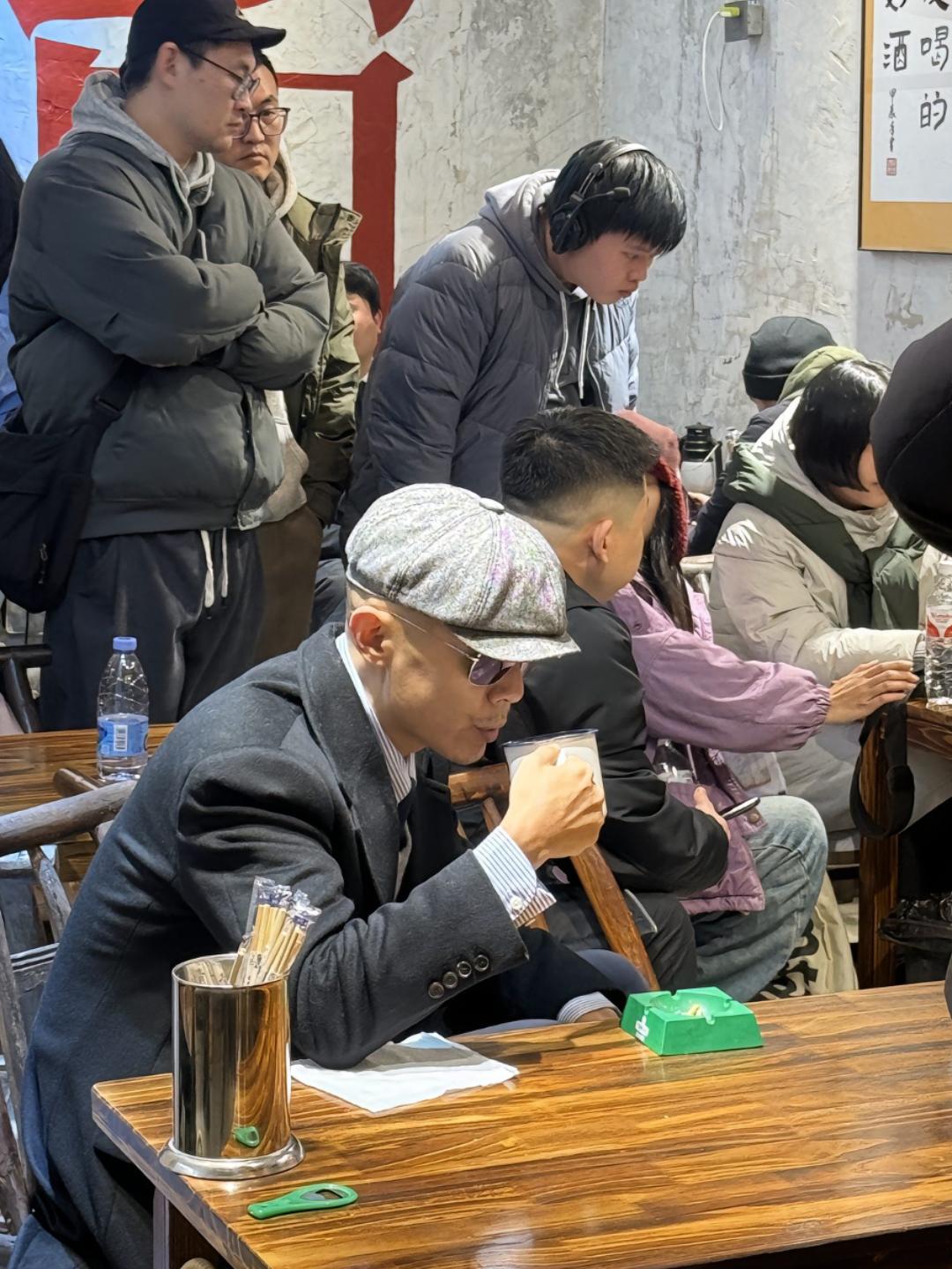大冰在一次直播中连线粉丝，粉丝说自己买彩票中了150万，交完税到手120万。
