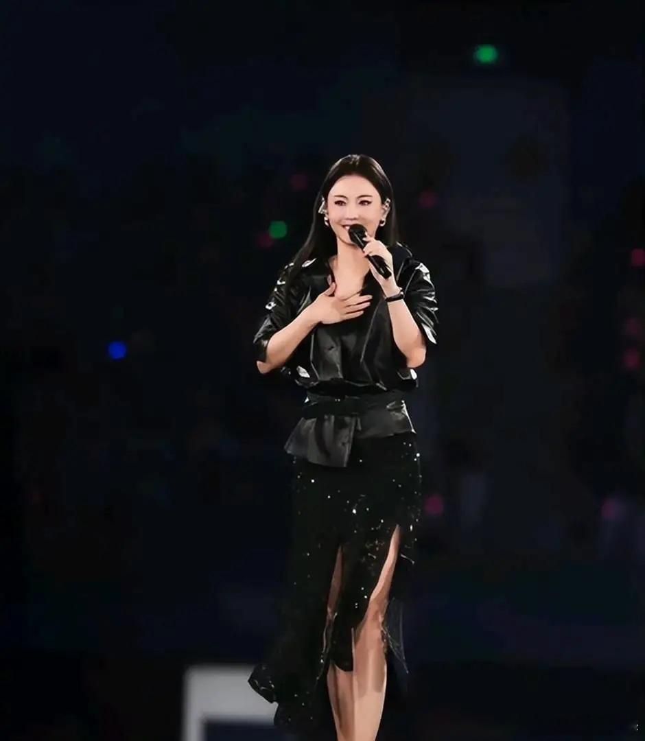 张柏芝接商演真不是炫耀她的好身材而是她真的没钱了，商演1次800万，比拍综艺来钱