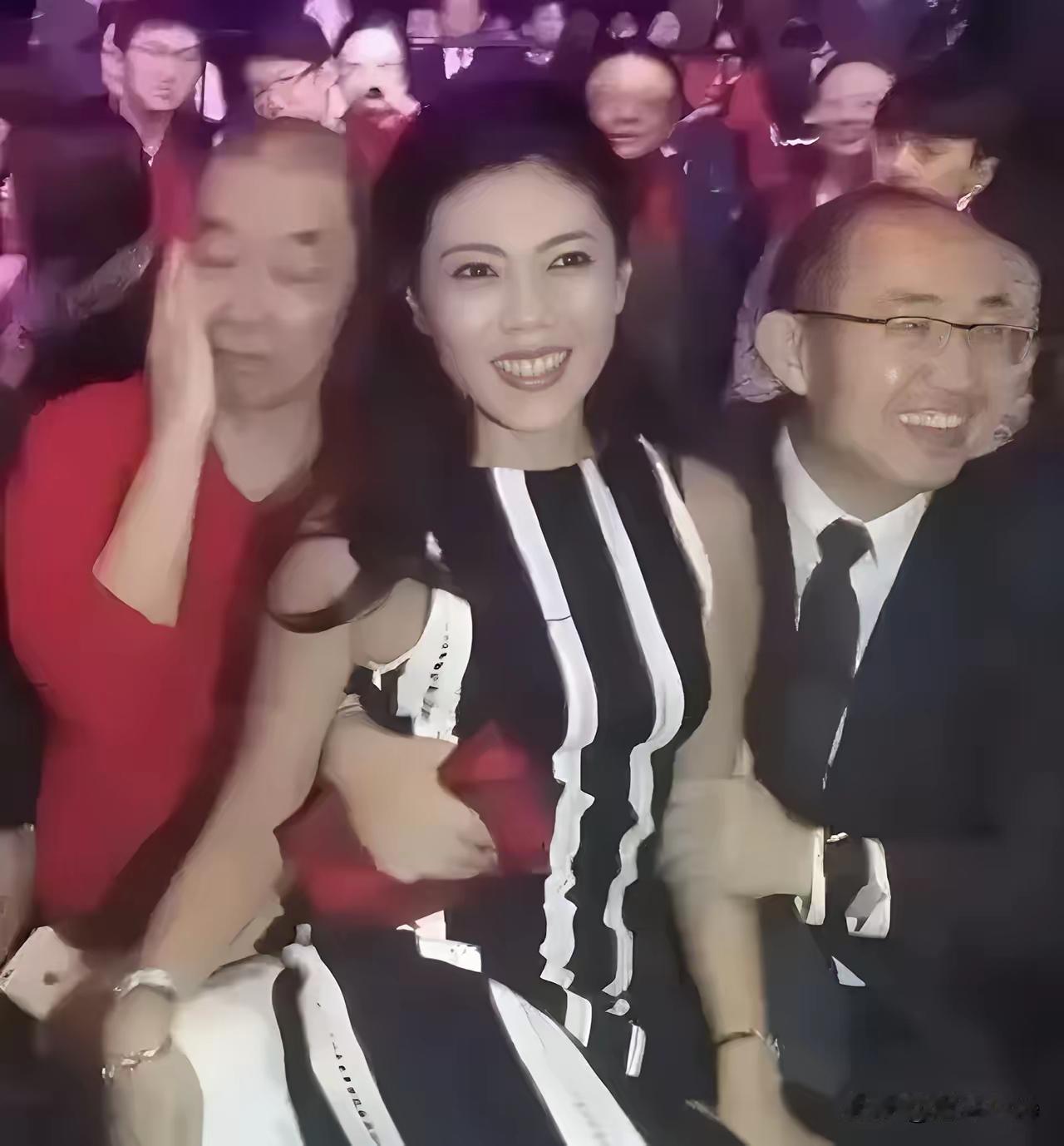 那张自己晒出来，在法国为婆家15口人做饭的图，算是翻车一次；现在又被人扒出来，坐