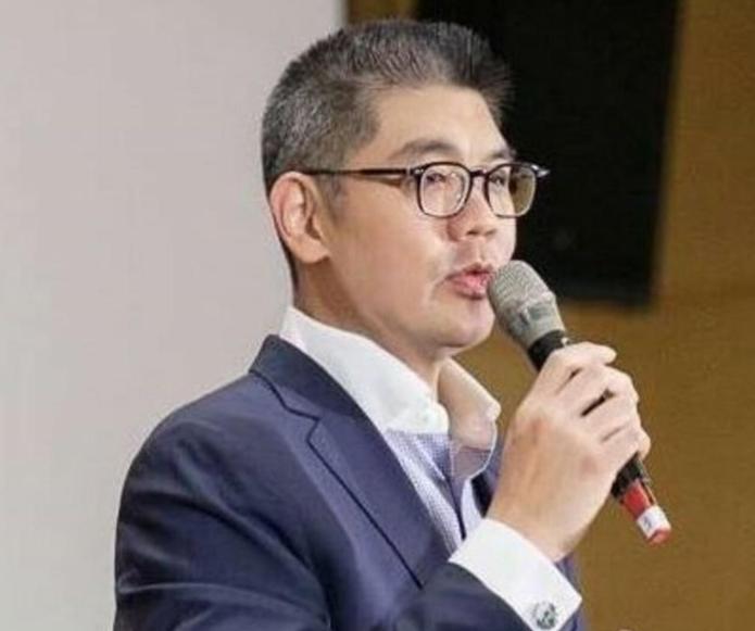 连战砸钱捧亲儿子，捧了几十年，结果呢？最后还得给朱立伦打下手，反倒是那个半路杀出
