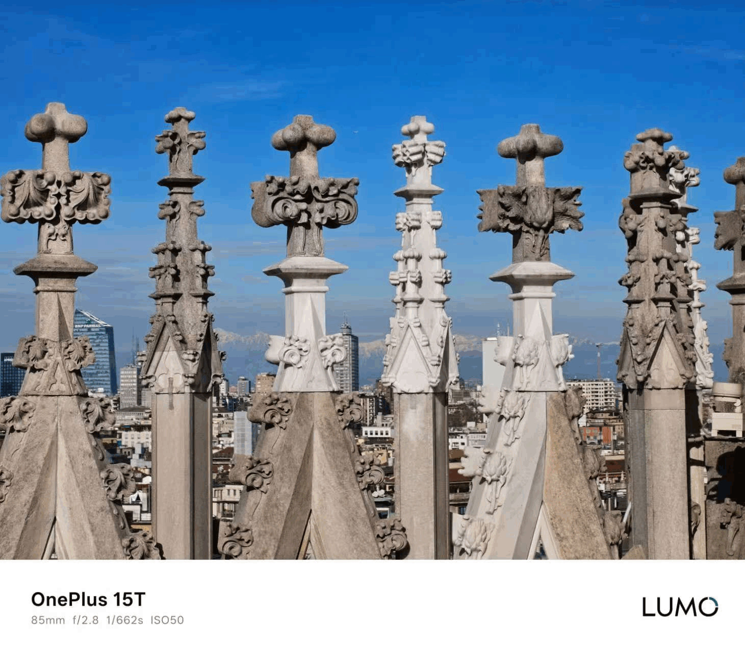 如今手机主摄高度同质化，真正决定影像上限的，是潜望长焦。中端机多无独立长焦，仅靠