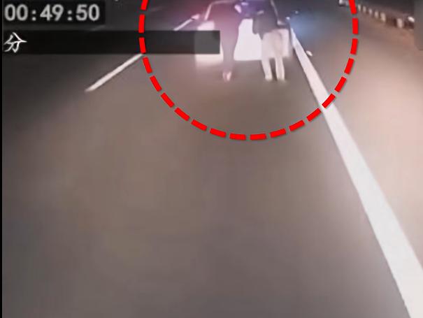 距服务区仅500米！新能源车高速没电推车，2人被货车追尾身亡，这些教训太惨痛